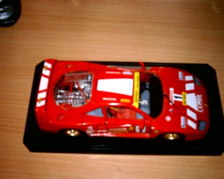 je vous présente modèle réduit à 1/18ème F40 de ma collection personnelle